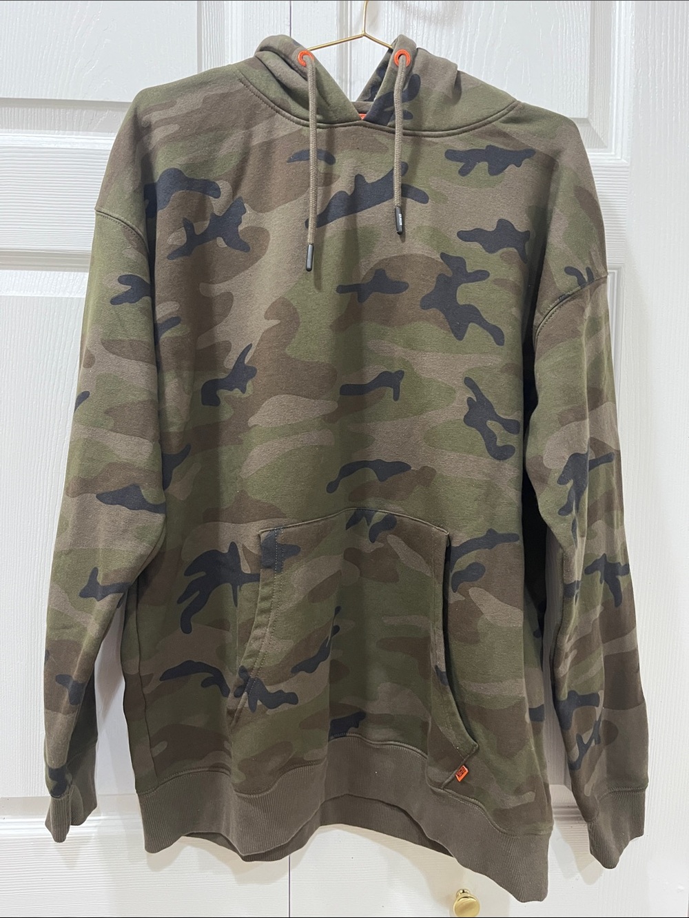 Dixxon Flanner co. “Vixxon” camo hoodie size large.